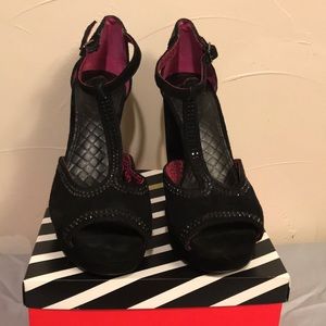 Black 7.5 Gianni Bini Velour Chunky Heel Platforms